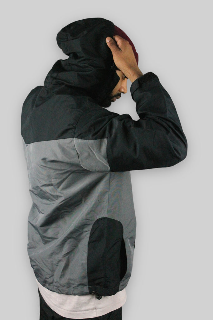 Jacke mit großem Logo und durchgehendem Reißverschluss (Schwarz/Staubgrau)
