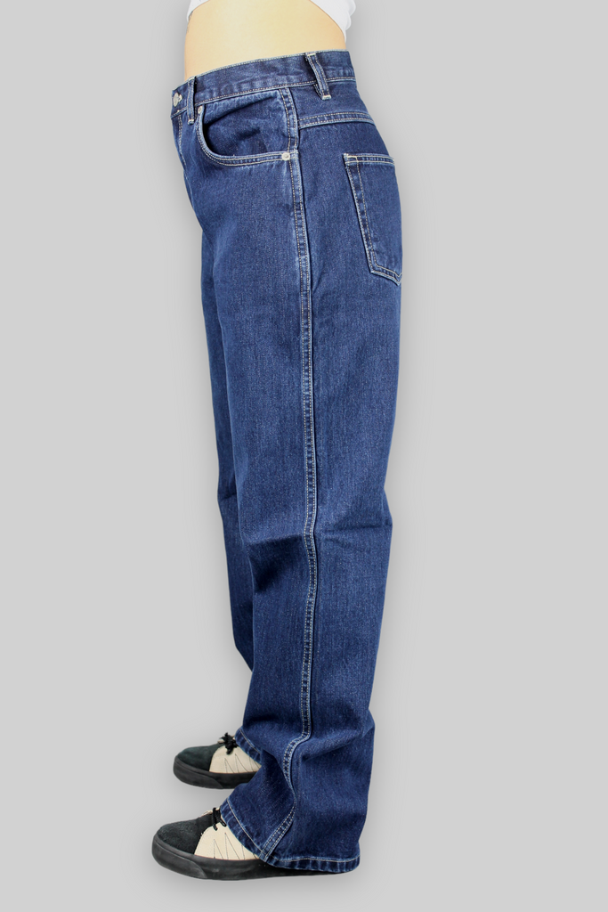 Jeans in denim larghi con tasca con logo (stonewash scuro)