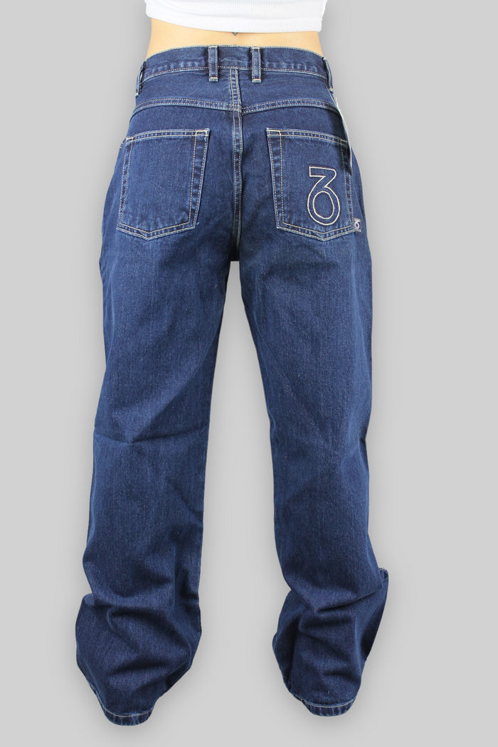 Jeans in denim larghi con tasca con logo (stonewash scuro)